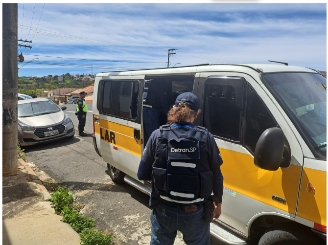 Detran fiscaliza vans e encontra 12% de irregulares em SBC