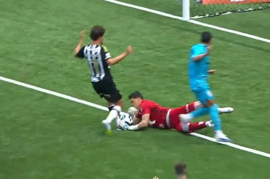 Santos e Atlético-MG empatam em jogo com lesão preocupante de Brazão