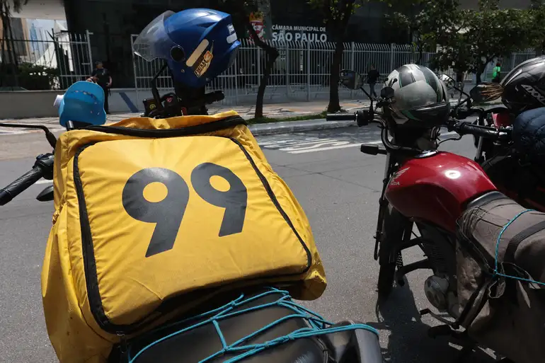 Lula e 99 lançam plano de motos elétricas para entregadores