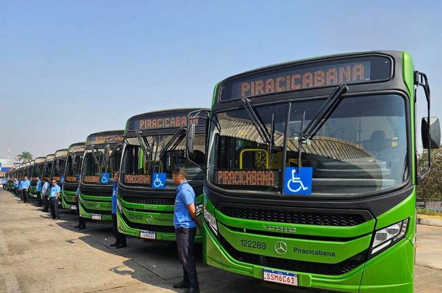 Parte da frota de ônibus Mercedes-Benz do Grupo Comporte