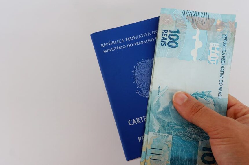 54% dos brasileiros vivem no limite do salário, revela pesquisa da ADP