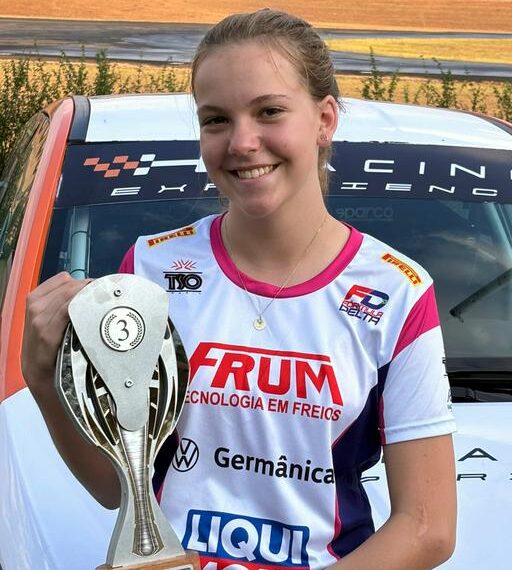 Manu Clauset feliz com o troféu da clínica da Copa Hyundai HB20 - Divulgação