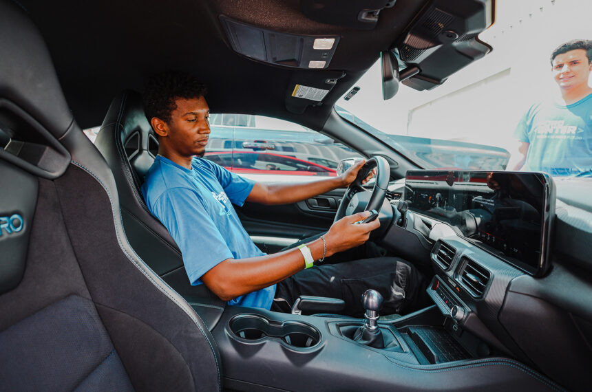 Alunos do Ford Enter Bahia visitam centro de tecnologia - Divulgação/Ford