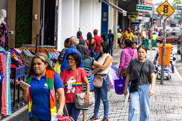 Inflação 2025: Previsão cai e se aproxima do teto da meta