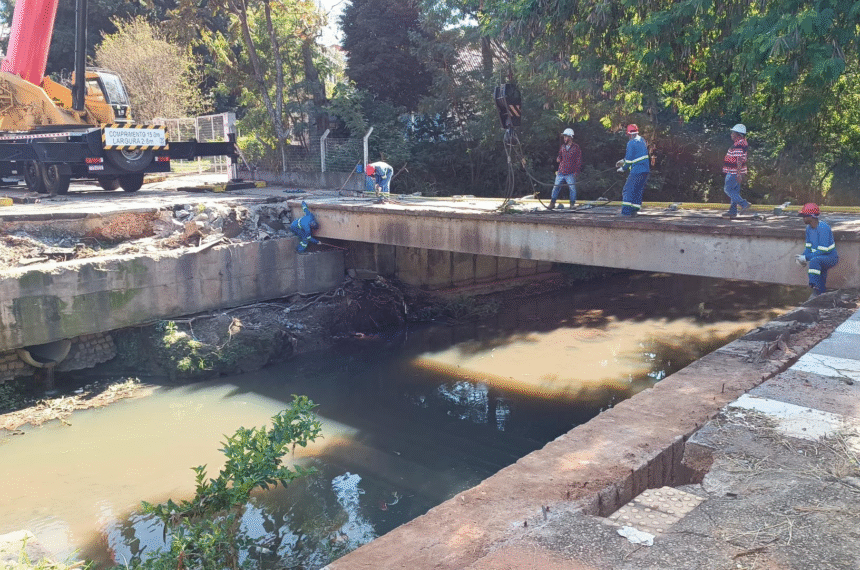 Rio em que o carro caiu, em Bragança Paulista, recebeu obras recentemente - Reprodução