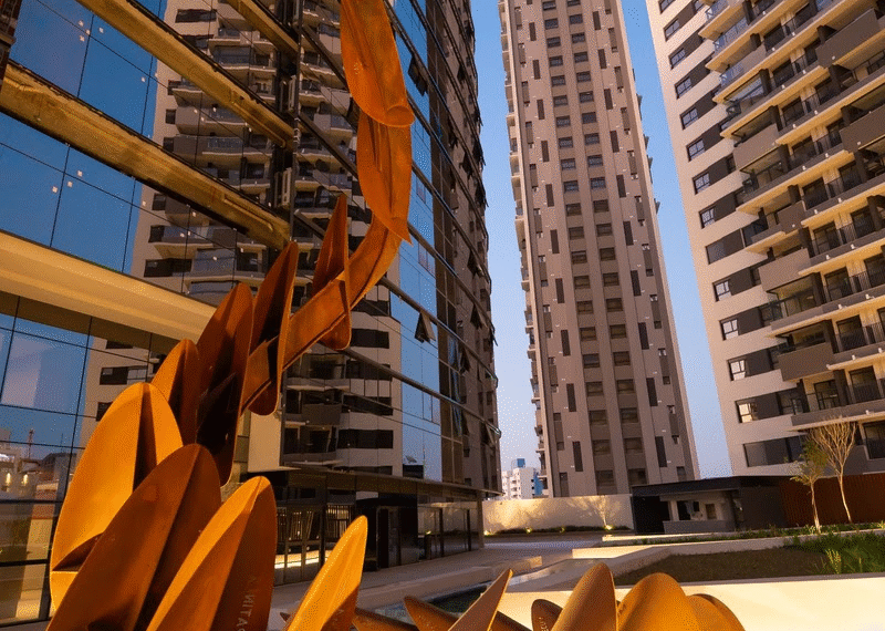 Obra de 7 toneladas de Guto Requena é instalada em Sorocaba