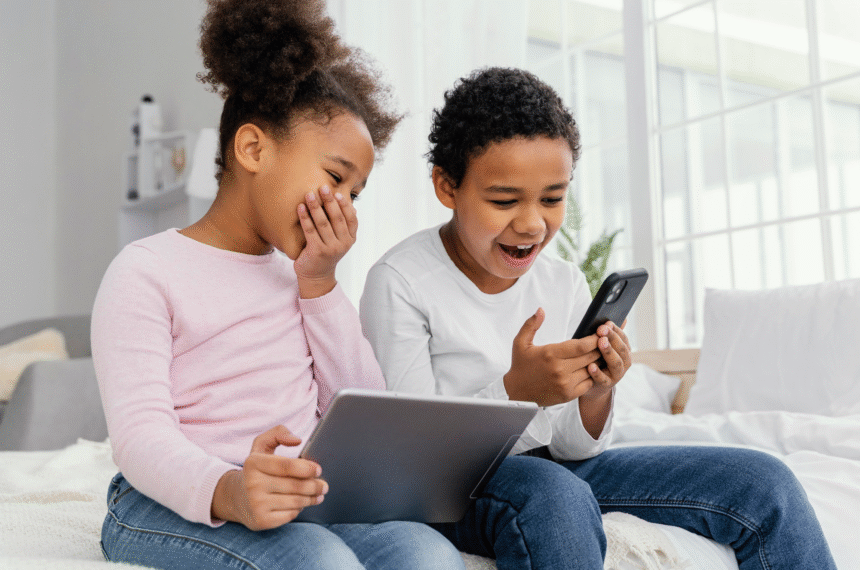 Crianças com celular: posse cai entre menores de 12 anos