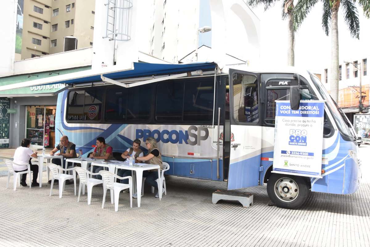 Procon Móvel atende consumidores na Praça Mauá em Santos