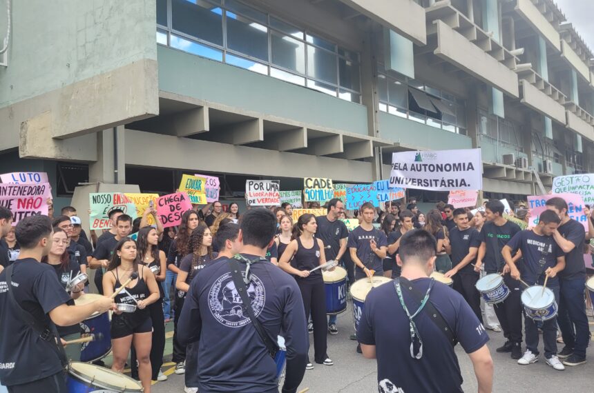 FMABC reúne multidão em protesto por renovação na Fundação do ABC