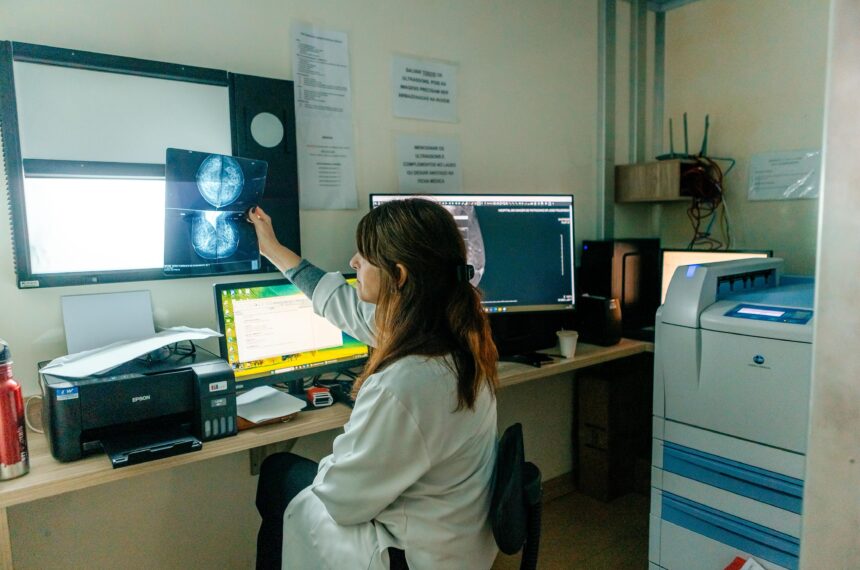 São Bernardo qualifica acesso à saúde com evento - Mamografia - Médica