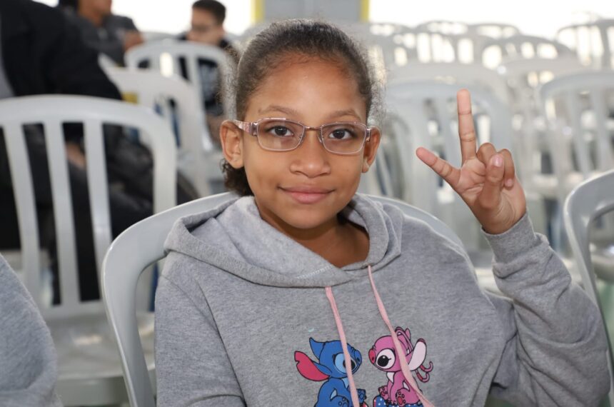Educando com Visão entrega 410 óculos para alunos