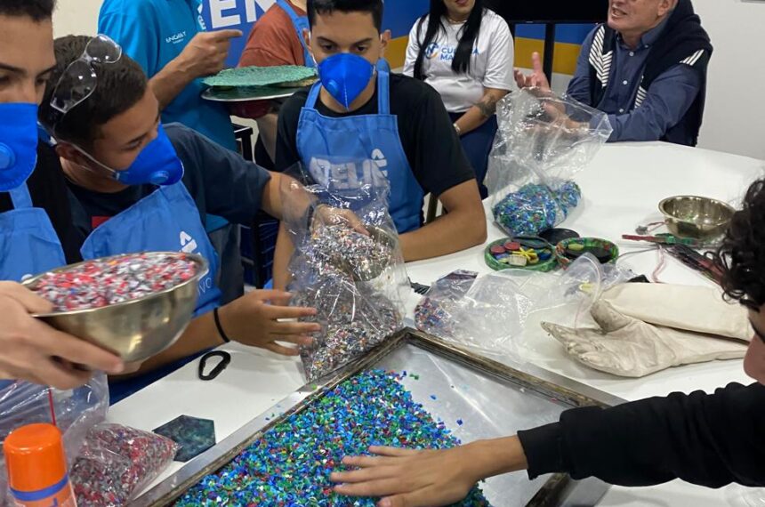 Ateliê Criativo ensina reciclagem de plástico em escolas de Mauá