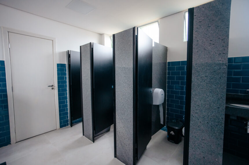 Praça Giovanni Breda ganha banheiro acessível e moderno