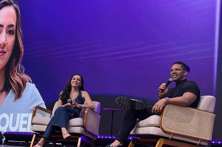 Cristina Junqueira, co-fundadora do Nubank ao lado do empresário e beste-seller Joel Jota no Santos Digital Week - Gabriel de Jesus/ABCdoABC