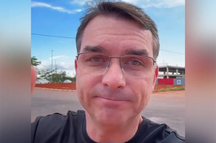 Senador Flávio Bolsonaro convocou uma vigília, o que antecipou a prisão de Jair Bolsonaro