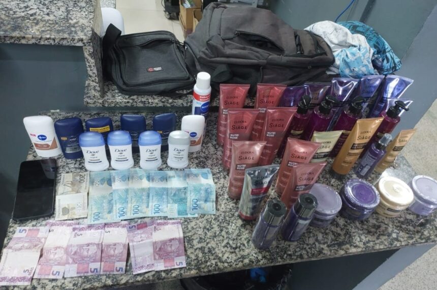 Polícia Militar prende 2 homens por furtarem cosméticos em uma farmácia em Diadema - Divulgação/24ºBPM-M