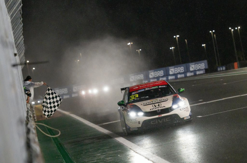 Leonel Pernía é o campeão do TCR South America 2025