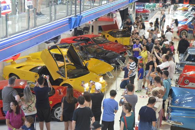 31º Salão do Automóvel de SP exibe Batmóvel e Ferrari Dino