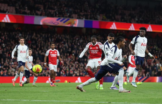 Eze faz Hat-Trick e Arsenal goleia Tottenham pela Premier League