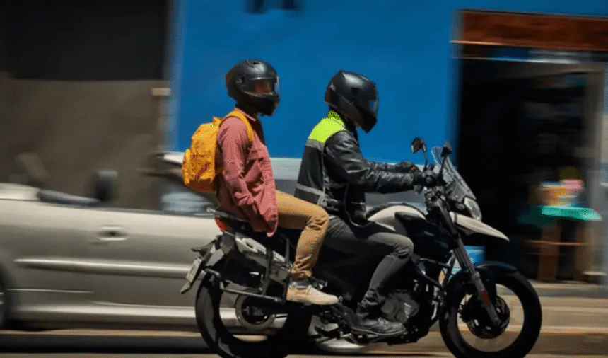 Mototáxi em SP: Dino vota contra lei e critica apps