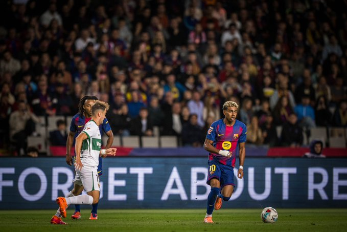 Barcelona vence Elche e segue na cola do Real Madrid