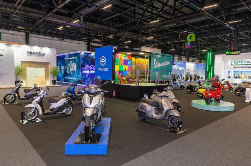 Salão do Automóvel recebe ícones da Vespa e Piaggio