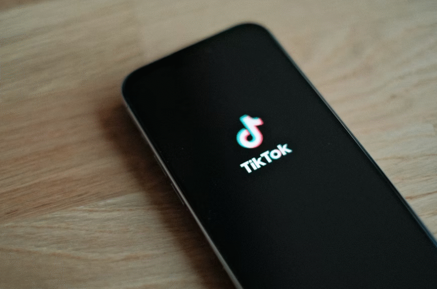 Rede social - TikTok. ECA