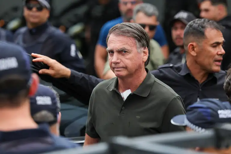 Bolsonaro dá início à reabilitação após procedimento médico