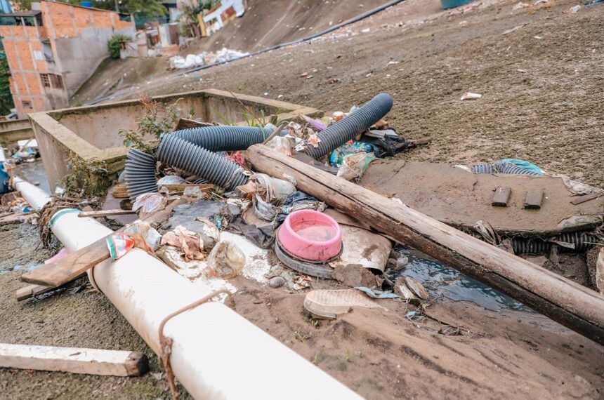 Limpeza das bocas de lobos e manutenção de taludes - Igor Cotrim/PMSBC
