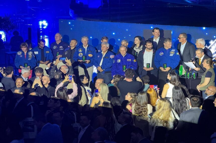 Marcos Pontes recebe troféu #BrazilsBest Peace Award - Divulgação