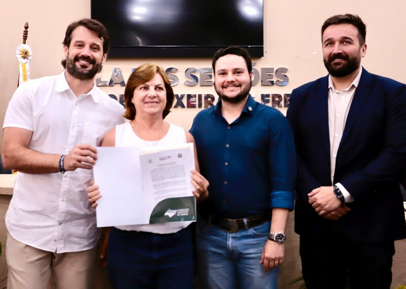 Representante da Fundação ITESP recebeu título de regularização fundiária durante a solenidade - Divulgação