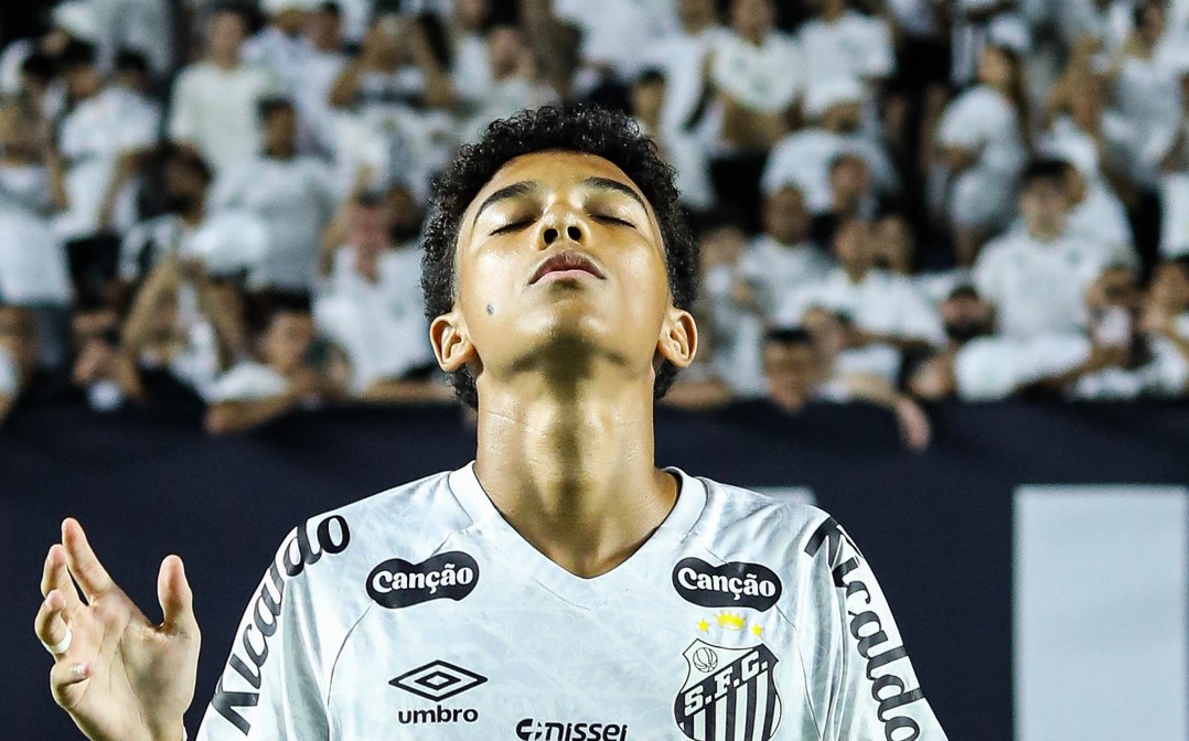 Santos tenta ampliar contrato de Robinho Jr em meio à perda de prestígio