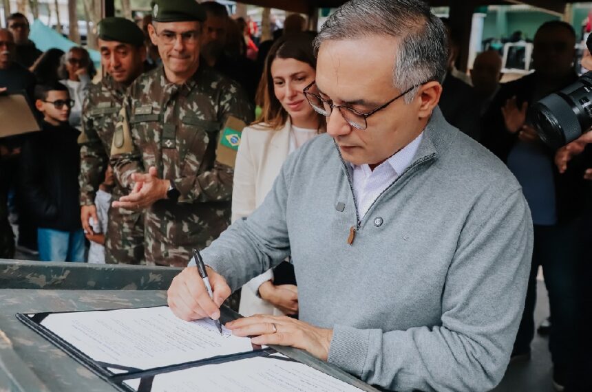 Prefeito Marcelo Lima assina ordem de serviço para revitalização do Tiro de Guerra (TG-02-078) - Igor Cotrim/PMSBC