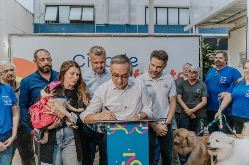 Assinatura da lei municipal 7.510/2025, que garante a visita de animais de estimação a pacientes internados - Leonardo Garcia/PMSBC