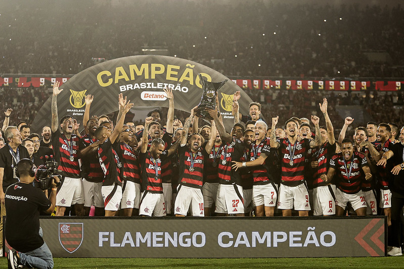 Flamengo traça estratégia e quer 22 titulares
