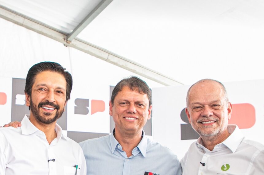 Prefeito de São Paulo, Ricardo Nunes; governador do estado de São Paulo, Tarcísio de Freitas; e Tite Campanella, prefeito de São Caetano do Sul na entrega das obras do Piscinão de Jaboticabal - Eric Romero e Gabriela Gonçalves / PMSCS