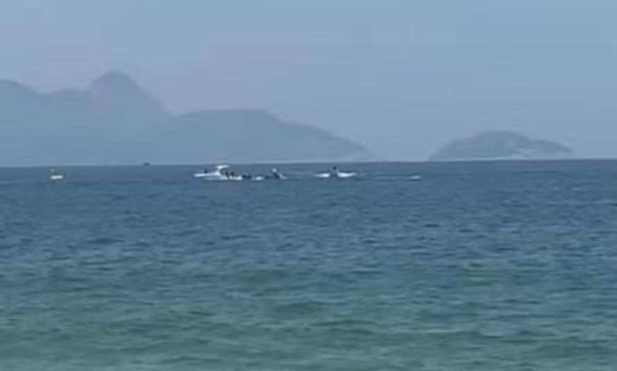 Avião ultraleve cai no mar de Copacabana em ação publicitária