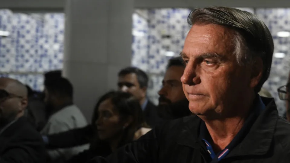 Bolsonaro passa por novo procedimento para conter soluços