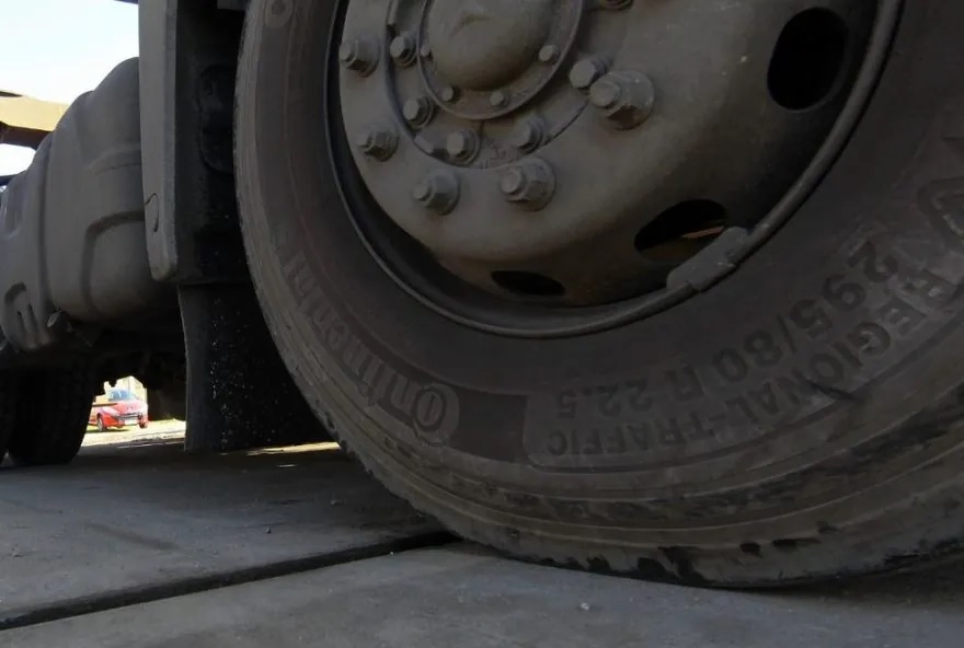 Homem morre atropelado ao dormir debaixo de caminhão