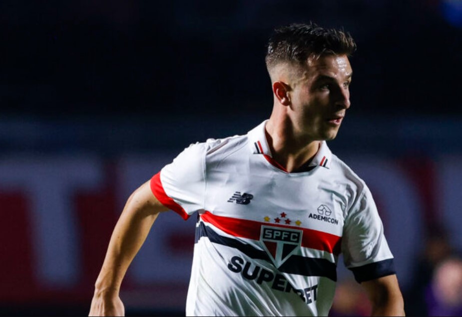 São Paulo troca dois jogadores por um com River