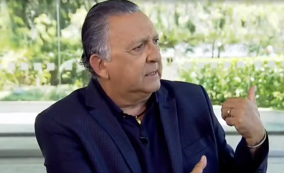 Galvão Bueno recebe alta após internação por pneumonia