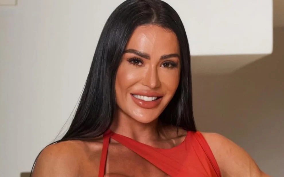 Gracyanne Barbosa rebate críticas após Natal com Belo