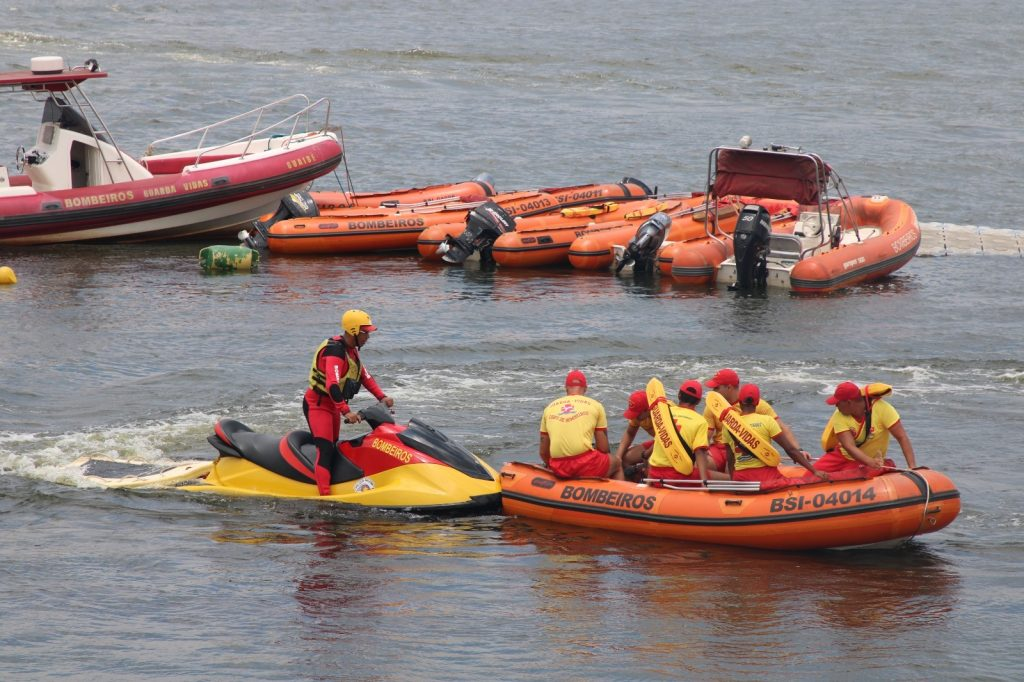 Litoral paulista soma 75 vidas salvas por bombeiros no fim de semana