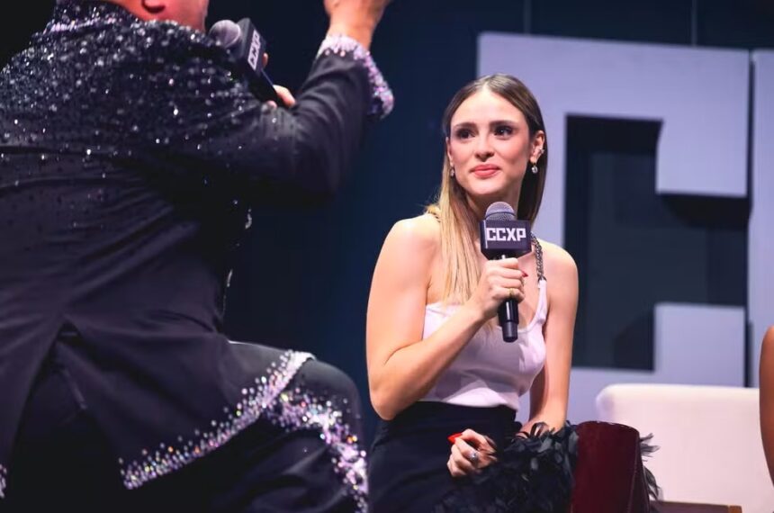 CCXP25: Isabelle Drummond detalha vilã de 'Coração Acelerado'