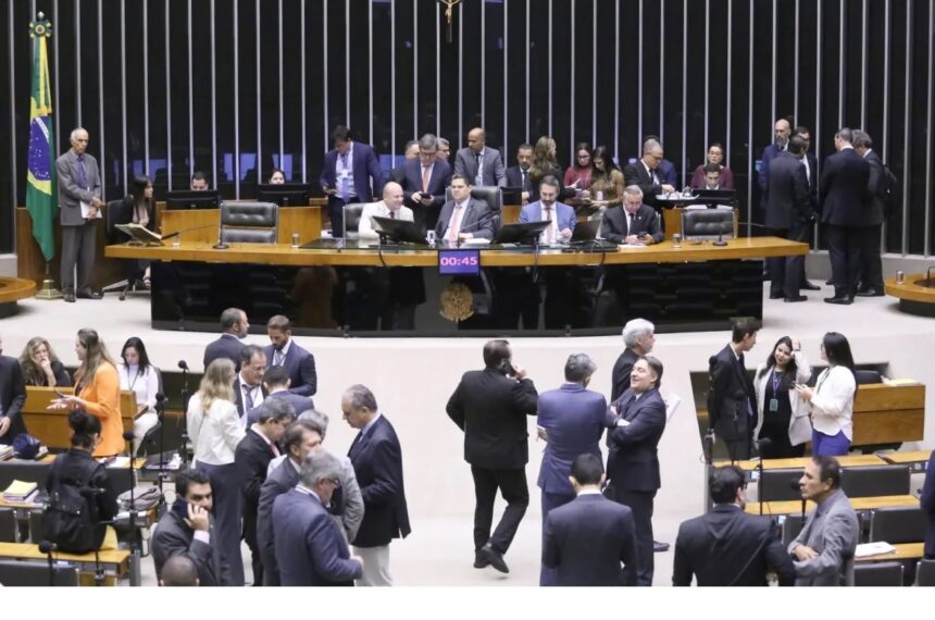 Deputados e senadores durante sessão conjunta do Congresso Nacional para a análise da LDO. Milton Santos