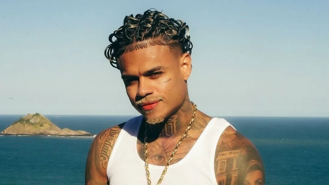 MC Cabelinho substitui tatuagem de Bella Campos