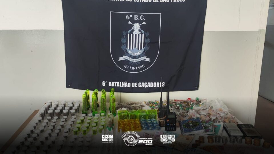 Operação policial resulta em apreensão de drogas em Santos