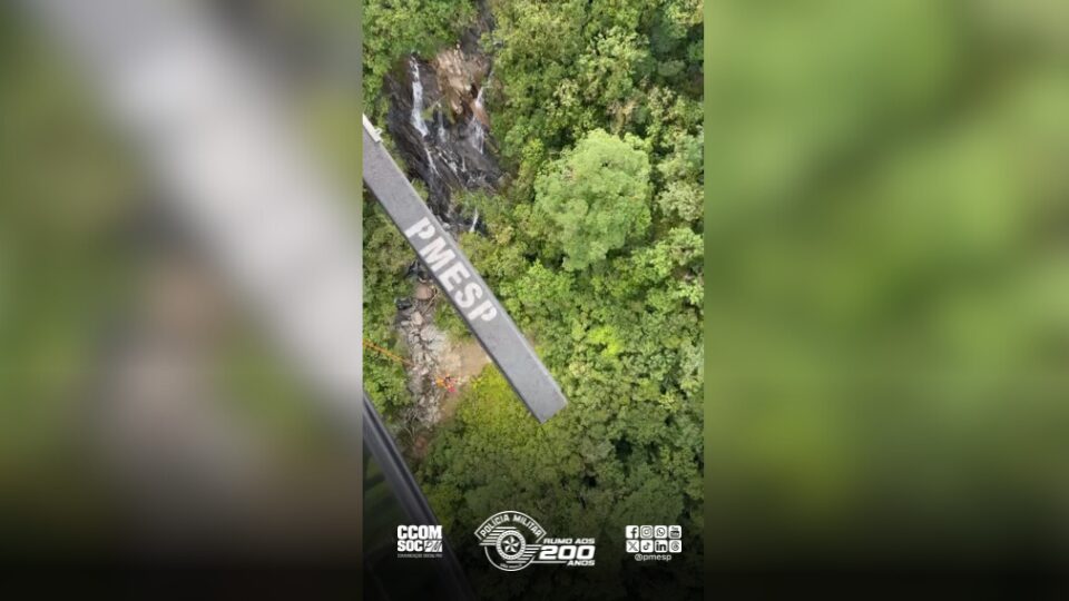 PM realiza resgate aéreo em área de difícil acesso em Santo André