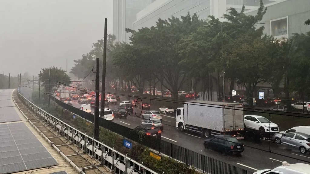São Paulo entra em alerta para alagamentos após calor de 35°C