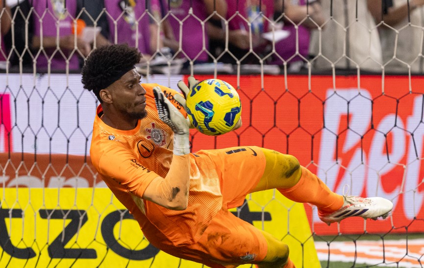 Corinthians mira bater recorde para vender Hugo em 2026